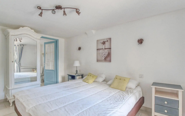 Garden-View Holiday Home in Dégagnac with Jacuzzi