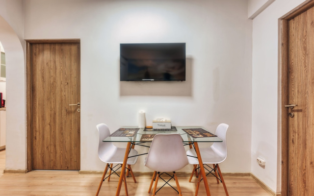 Modern 2 BR in Center - Pumo Properties