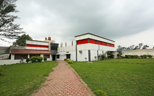 OYO 12777 Hotel Classic вид на фасад