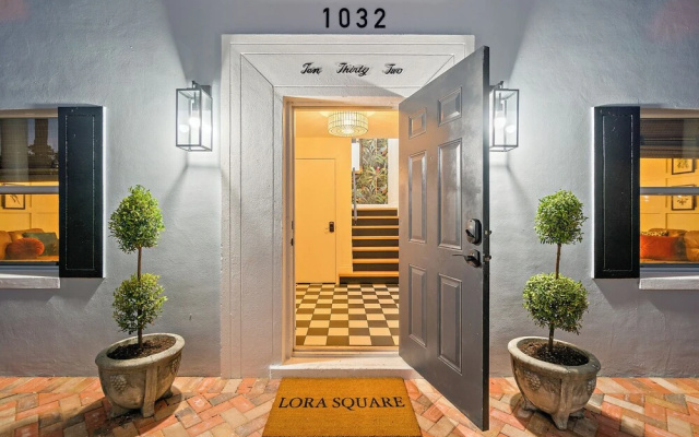 Lora Square