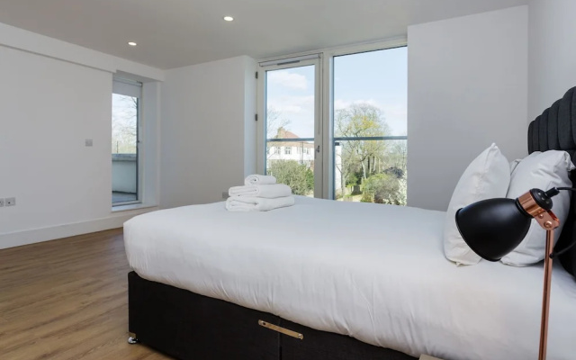 Contemporary Holiday Home in London With Patio
