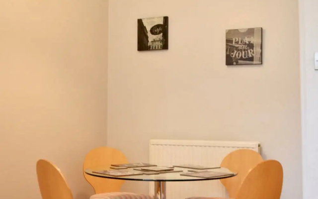 Traditional 2 Bedroom Edinburgh Apartment