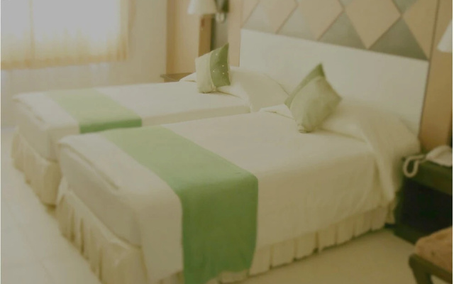 LJ the Emerald Hotel