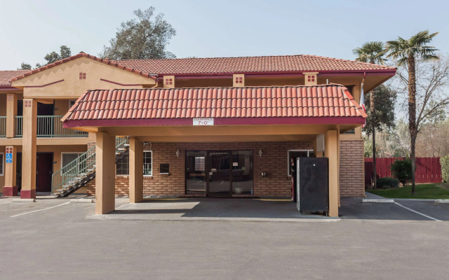 Super 8 by Wyndham Visalia