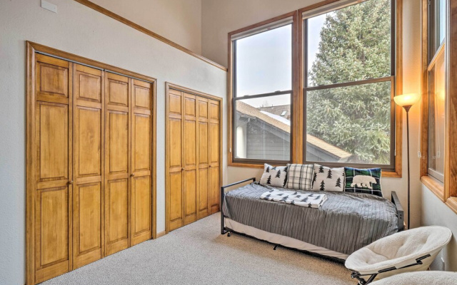 Bright Eagle-vail Escape w/ Deck + Mtn Views!