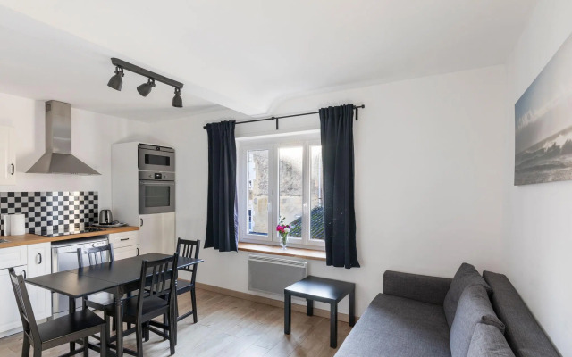 Cozy Holiday Home in Port-en-Bessin-Huppain with Heating Facility