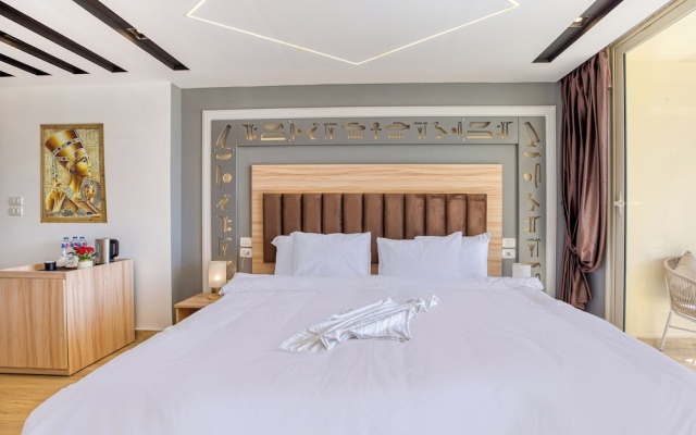 Diamond pyramids hotel
