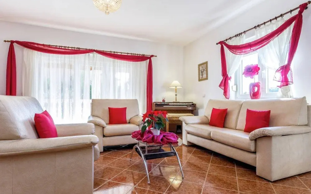 Holiday House in Liznjan With Garden & BBQ