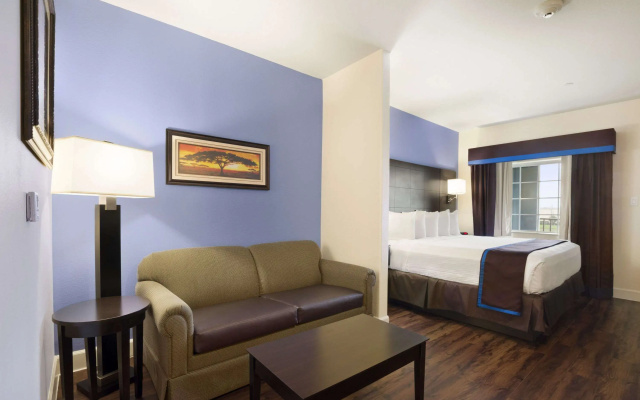 Days Inn & Suites by Wyndham Galveston West/Seawall