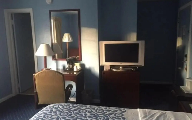 Days Inn by Wyndham Cleveland Lakewood