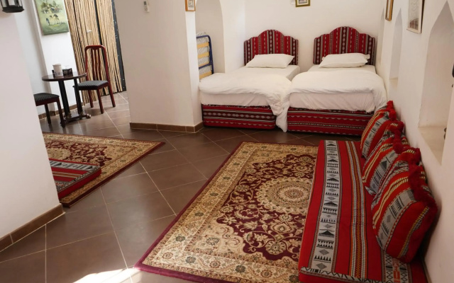 Date Palm Inn