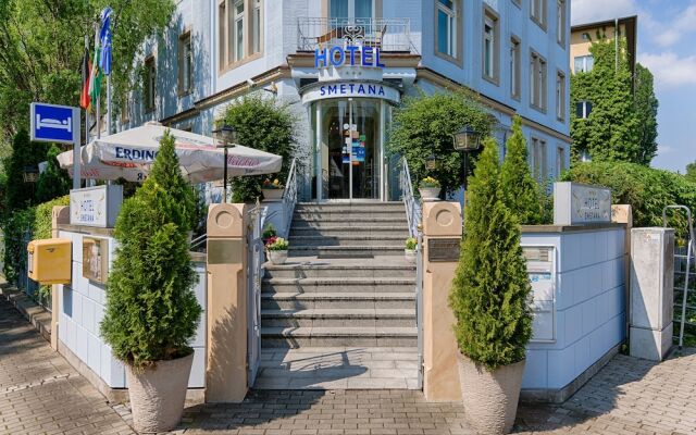 Hotel Smetana вид на фасад