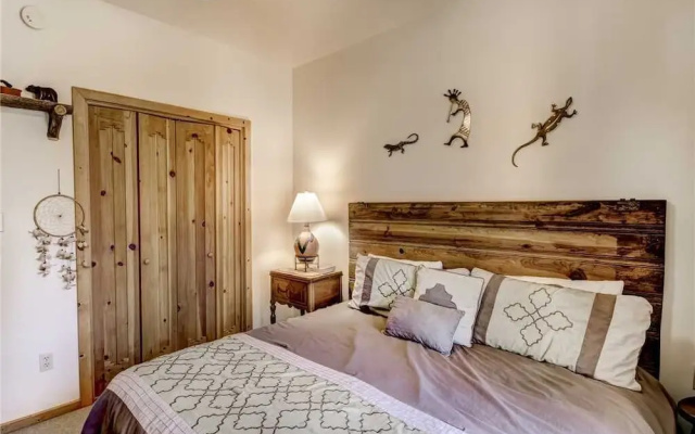 Blue Lake Lodge - Seven Bedroom Cabin with Hot Tub