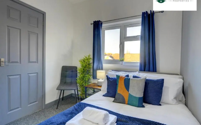 5 Bedroom - 5 Bathroom House By Passionfruitproperties close to Coventry City Centre with Free Wi-fi and garden - 34HRC