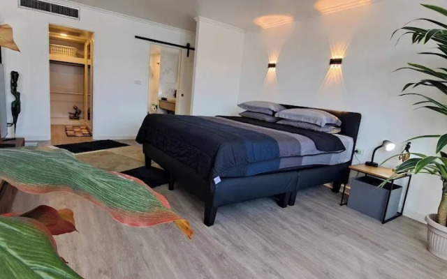 Newly Renovated 1 Bedroom Condo Nana