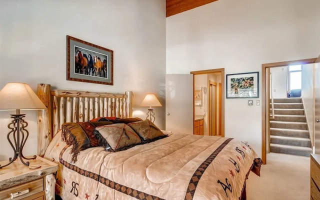 3 Bedroom Mountain Condo in Lakeside Village Near Keystone Lake with Complimentary Shuttle Service