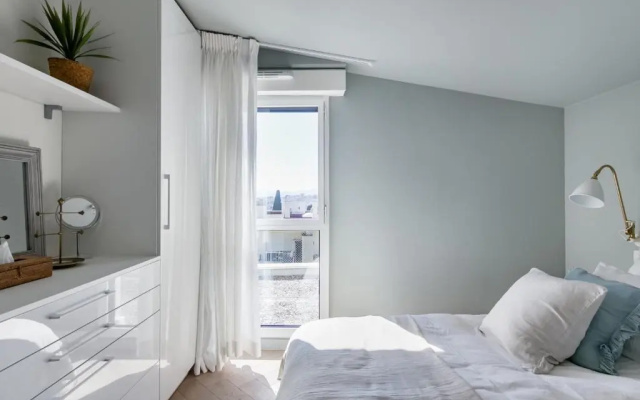 Picturesque Views From a Radiant Penthouse