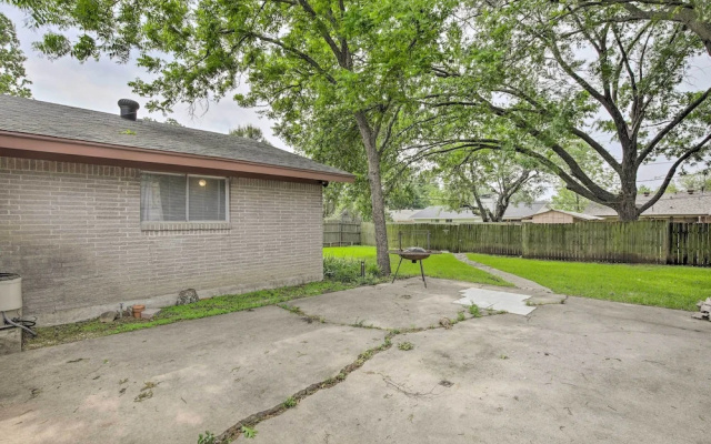Home 1 Mi to University of Texas: Relax Fireside!