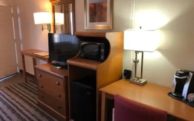 Navajoland Inn and Suites