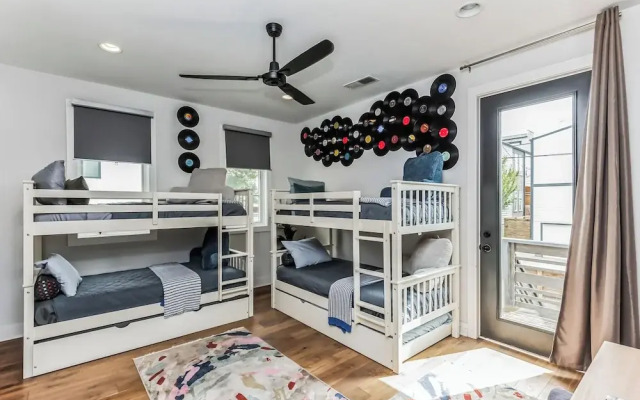 Chic Townhome for 10 W/rooftop
