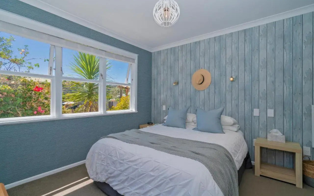 Black House Lookout - Kuaotunu Holiday Home