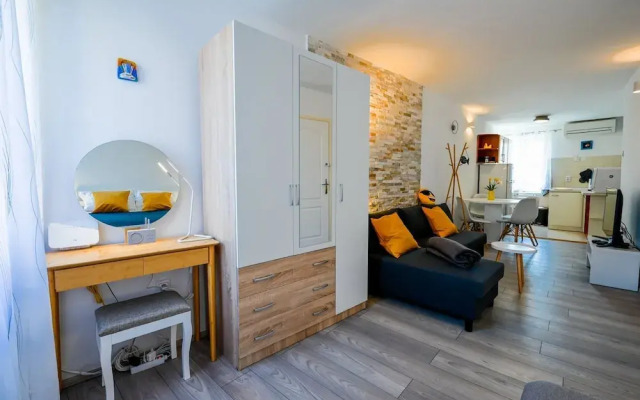 Old Town Modern and Sunny Studio Apartment