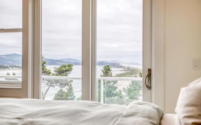 Breathtaking Ocean Views and Modern Luxury - Exquisite Coastal Retreat