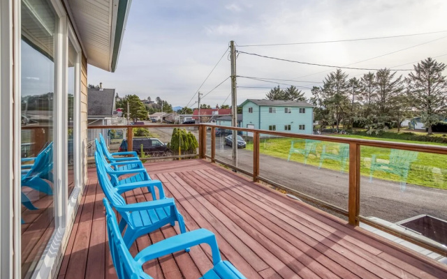 Charming Bungalow with Game Room and Scenic Views - Delightful Coastal Retreat