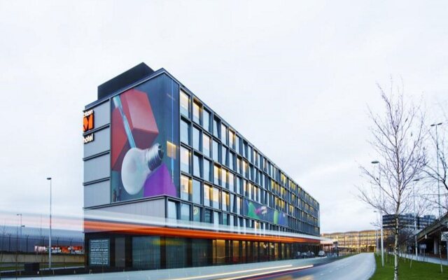 Отель citizenM Schiphol Airport вид на фасад