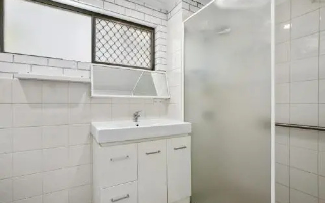 Golden Shores Unit 1, 21 Landsborough Parade