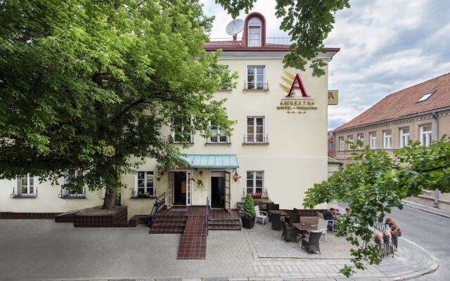 Отель Amberton Cozy Hotel Kaunas Литва, Каунас - 6 отзывов об отеле, цены и фото номеров - забронировать отель Amberton Cozy Hotel Kaunas онлайн вид на фасад