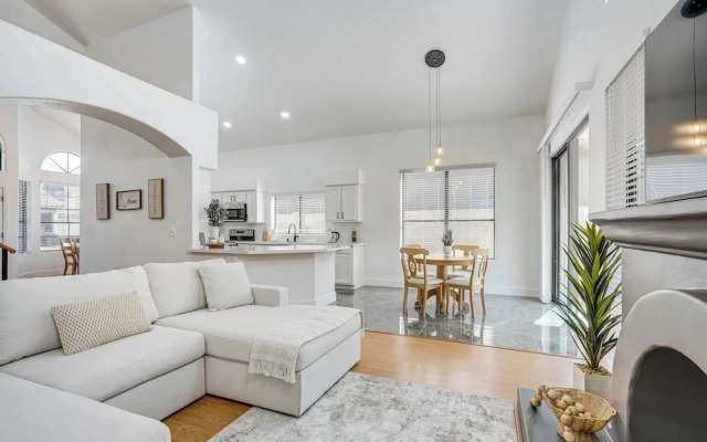Recently Remodeled Avondale Retreat, Private Yard!