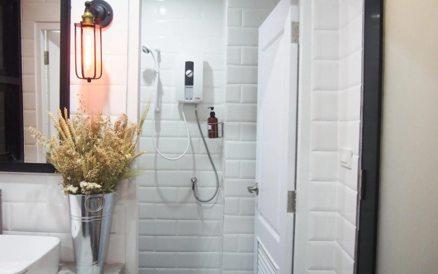 Lamurr Sukhumvit41 (Hostel)