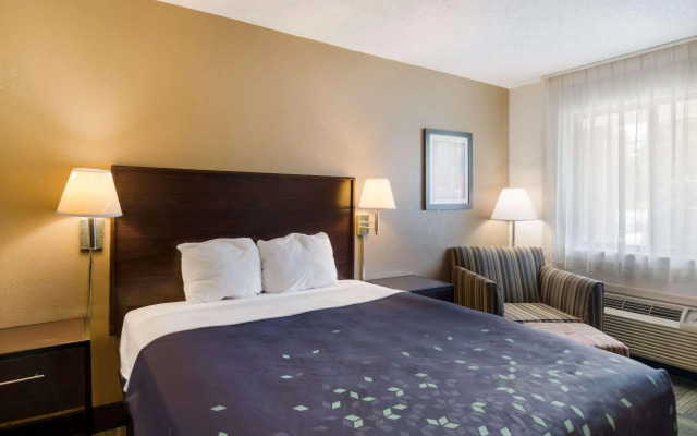 Rodeway Inn At Fort Lee