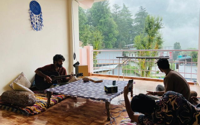 Rahgir Hostel