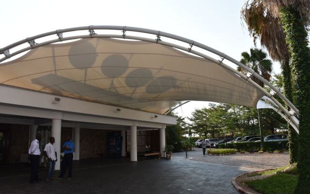 Hotel Club Du Lac Tanganyika вид на фасад