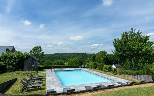Vintage Holiday Home With Swimming Pool In Saint-Hubert