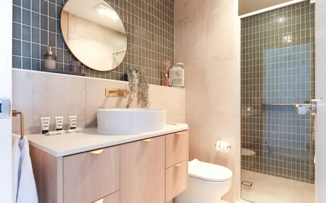 Exquisite 1-bed Apartment With Bay Views