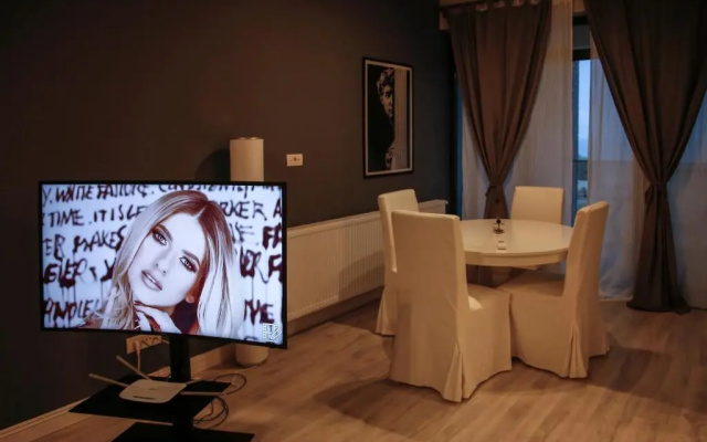 2 Steps Apartment