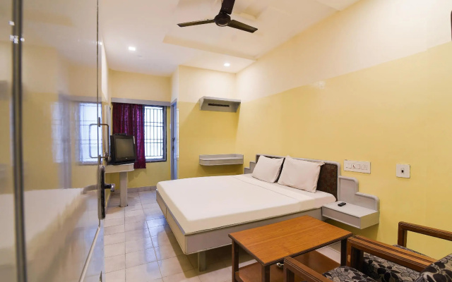 SPOT ON 41643 Karthik International