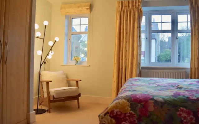 3 Bedroom Home In The Heart Of Wimbledon