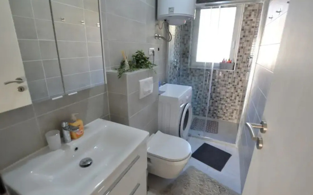 Warm and Welcoming Apartment With Balcony