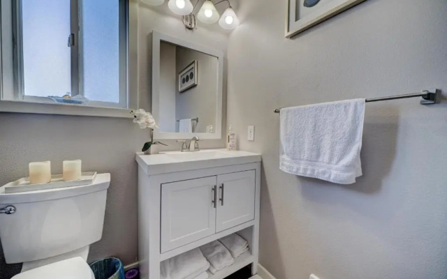 Cozy 2 Bedroom Townhouse in Northgate