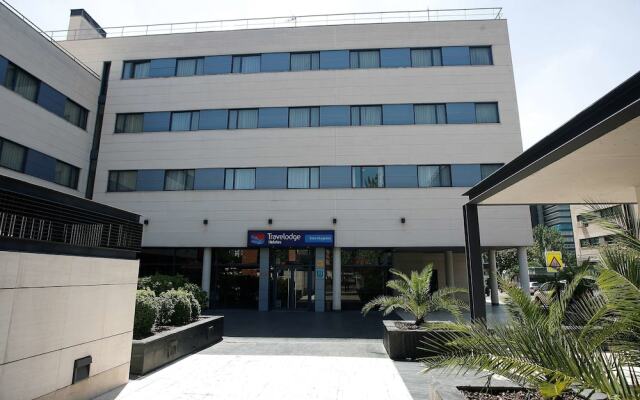 Отель Travelodge Madrid Torrelaguna вид на фасад