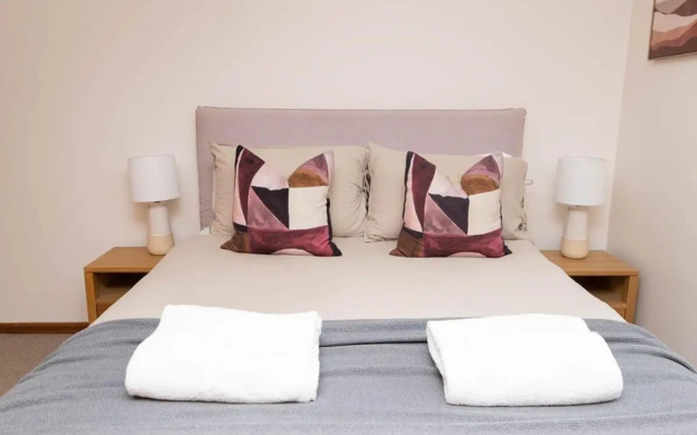 Karimi House Spacious Professionally Styled Sleeps 10