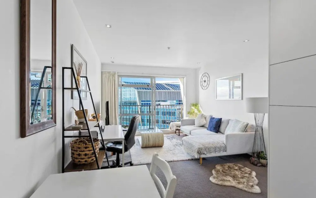 Central Charming 2-Bedroom - Pool & Gym!