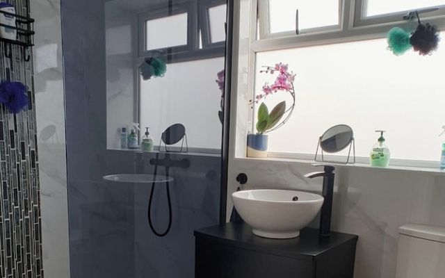 Near Beach - Garden - Pets - Parking - Sleeps 4