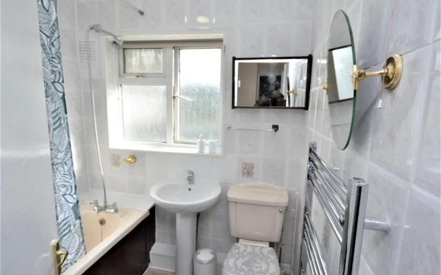 London Deluxe 3 Bedroom House with parking space