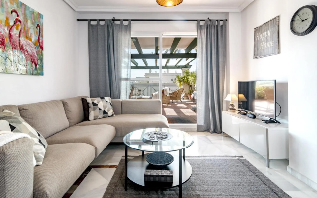 LCR4- Large 3 bed apt close to beach, port