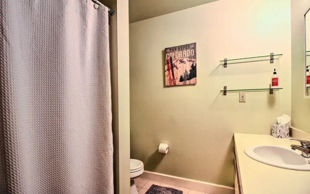 Cozy Condo w/ Magic Mountain Ski-in Access!